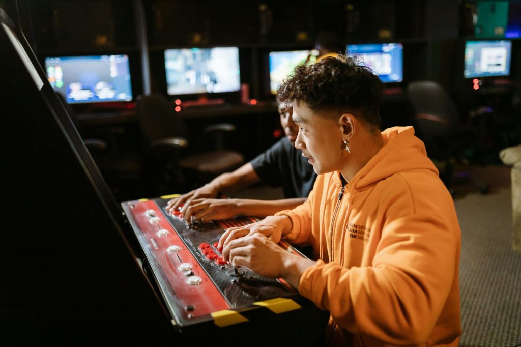 Giao diện bắn cá arcade online với nhiều loại cá di chuyển trên nền đại dương