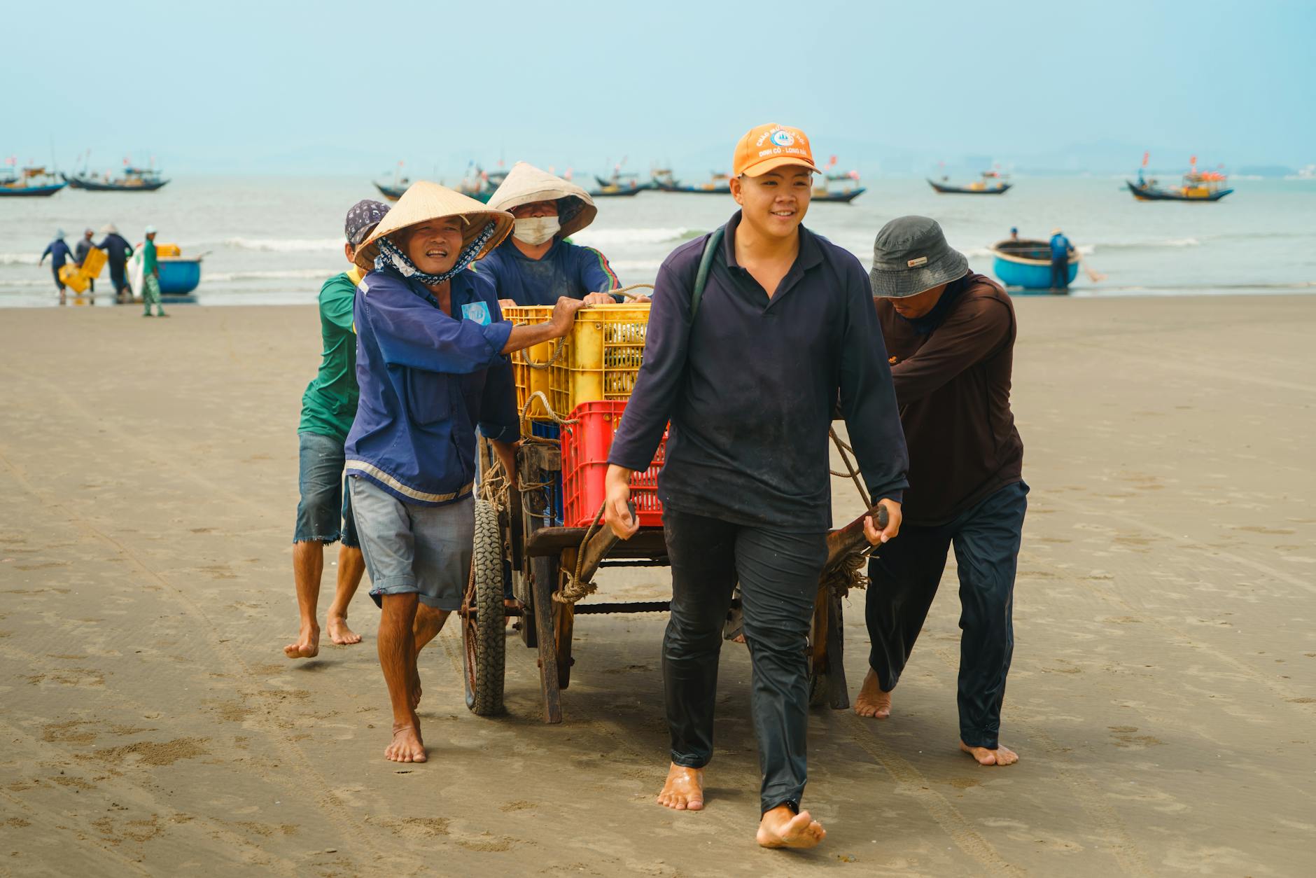 Người chơi thao tác bắn cá trên điện thoại với giao diện rõ ràng