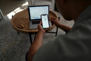 Người chơi kiểm tra ngân sách trước khi tham gia nổ hũ