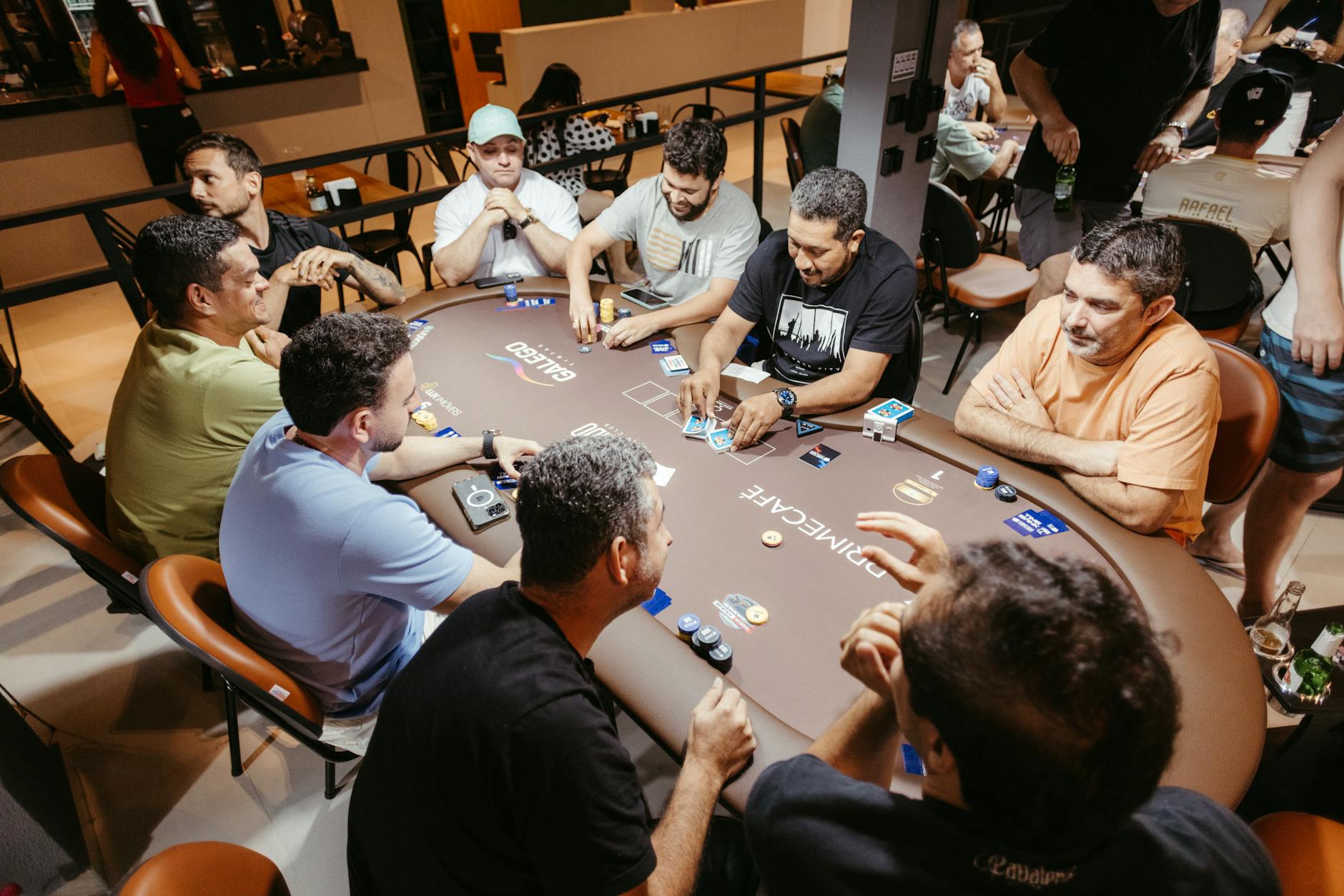 Người chơi phân tích chiến thuật poker và quản lý vốn trước khi vào bàn