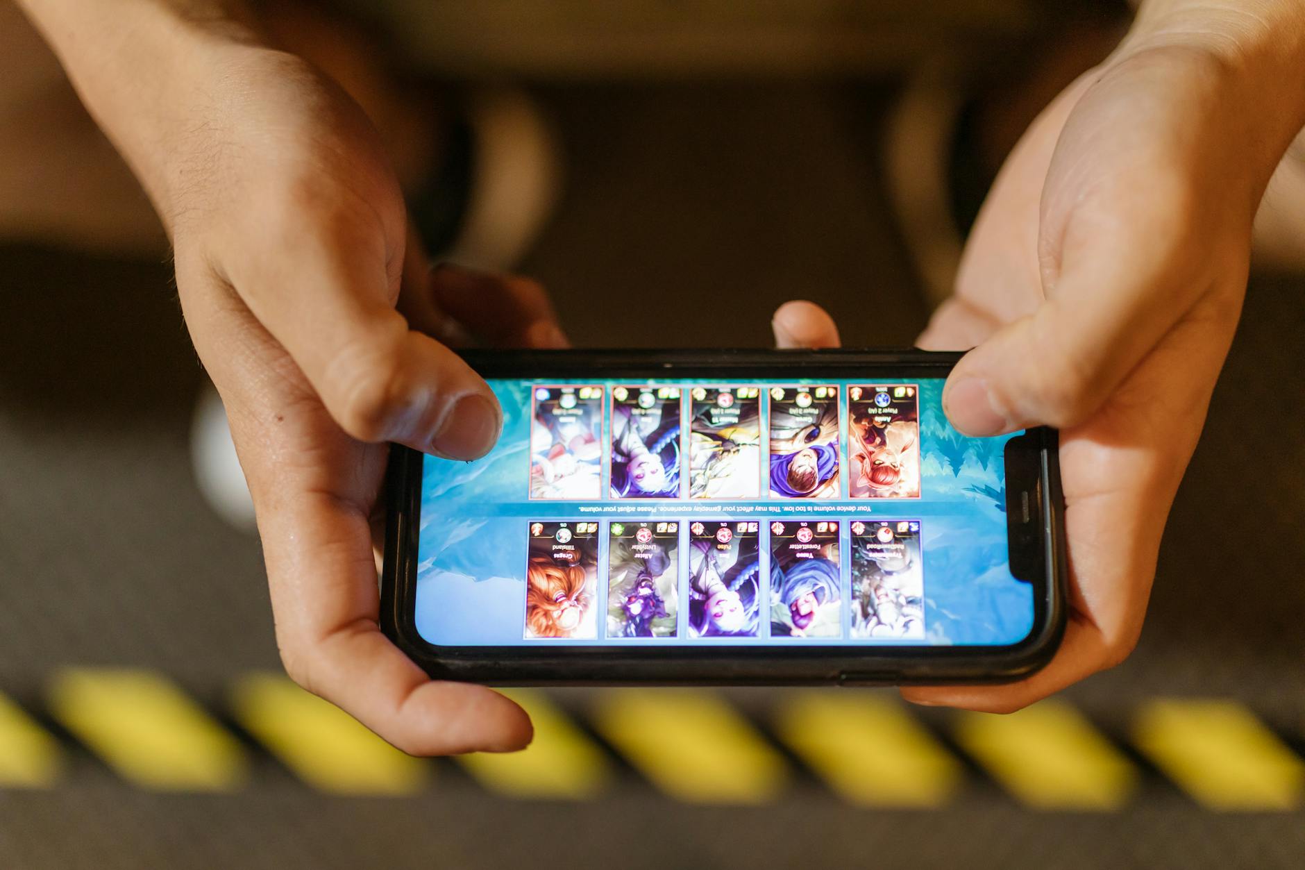 Người chơi xem bảng thưởng game nổ hũ trên điện thoại