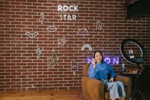 Người dùng xem livestream trên điện thoại với kết nối ổn định